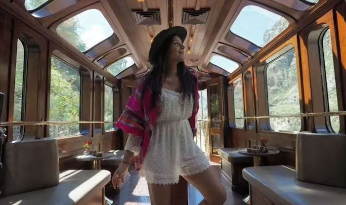 turista en tren a machu picchu