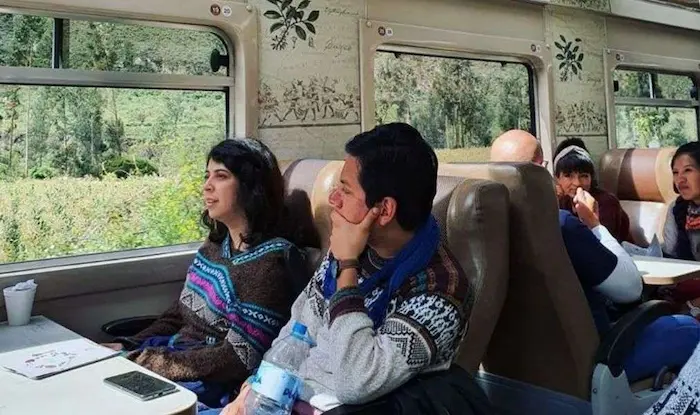 dos turistas en tren a machu picchu