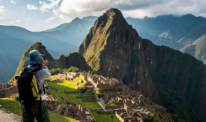 turista tomando foto en machu picchu
