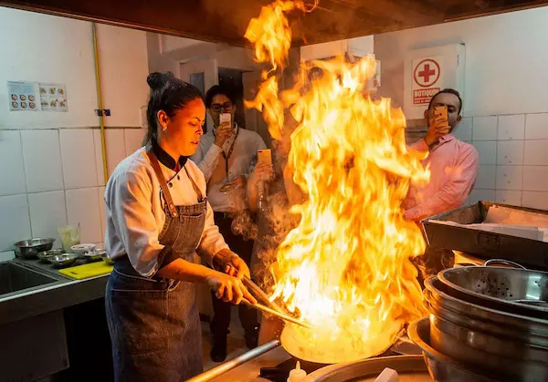mujer cocinando en restaurant