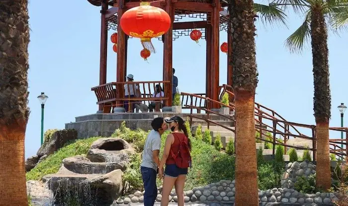 dos personas en parque de Lima