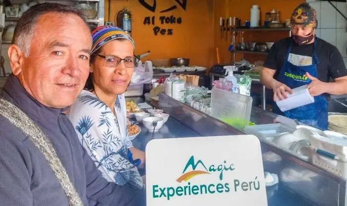dos turistas esperando sus cocteles