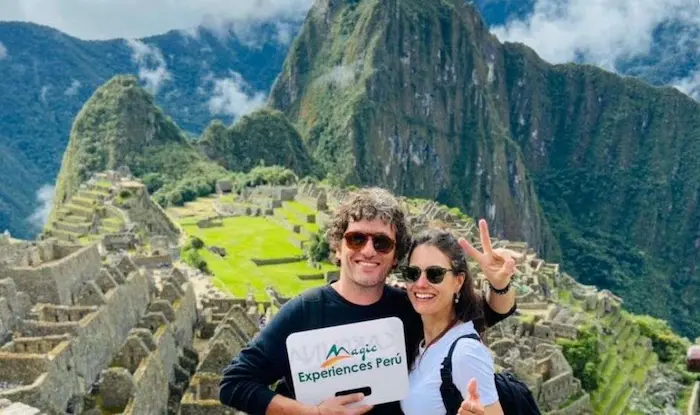 dos turistas en machu picchu