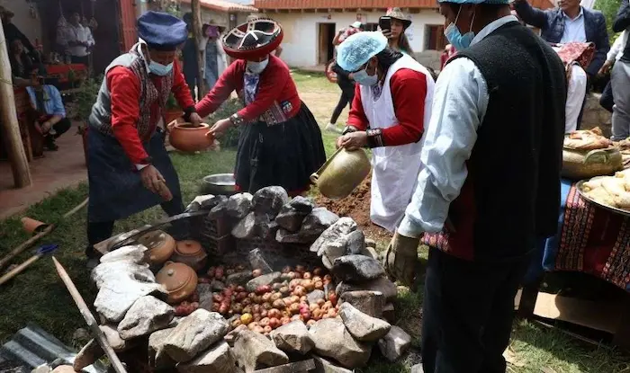 varias personas preparando pachamanca