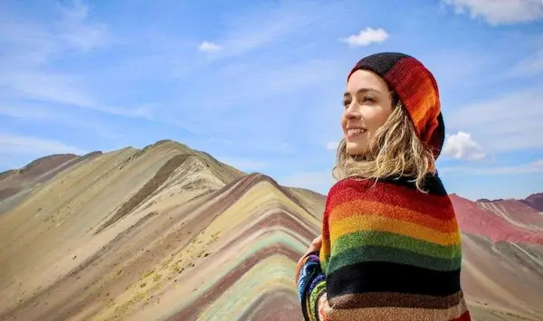 una mujer en la montaña de siete colores
