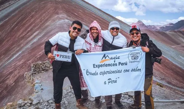 4 personas en montaña de siete colores