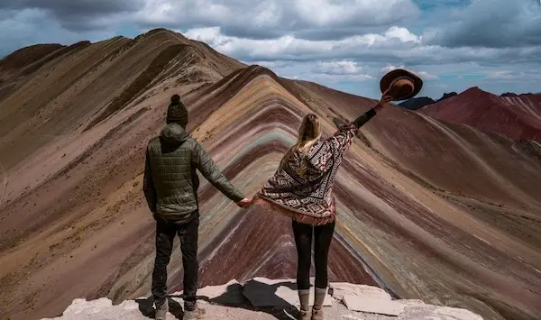 dos personas en montaña de siete colores