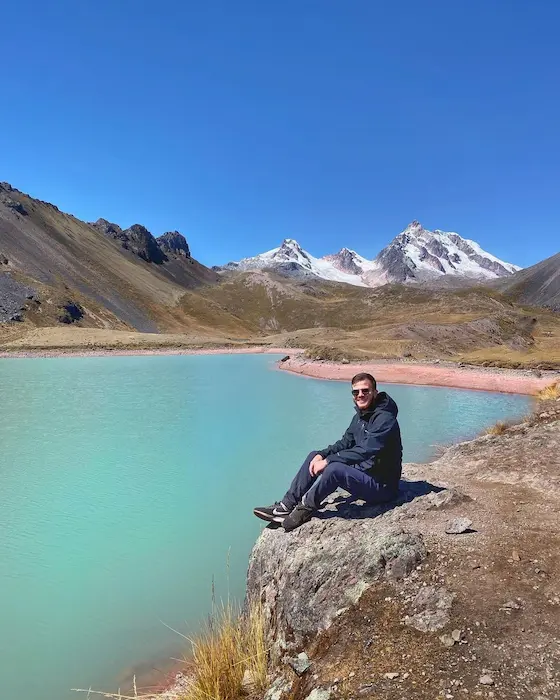 un turista en una laguna