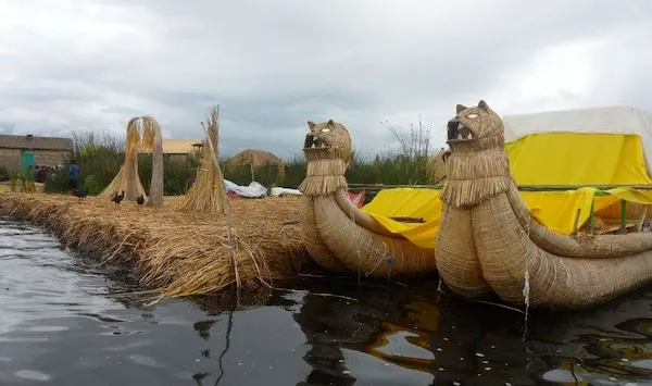 caballitos de totora en Puno