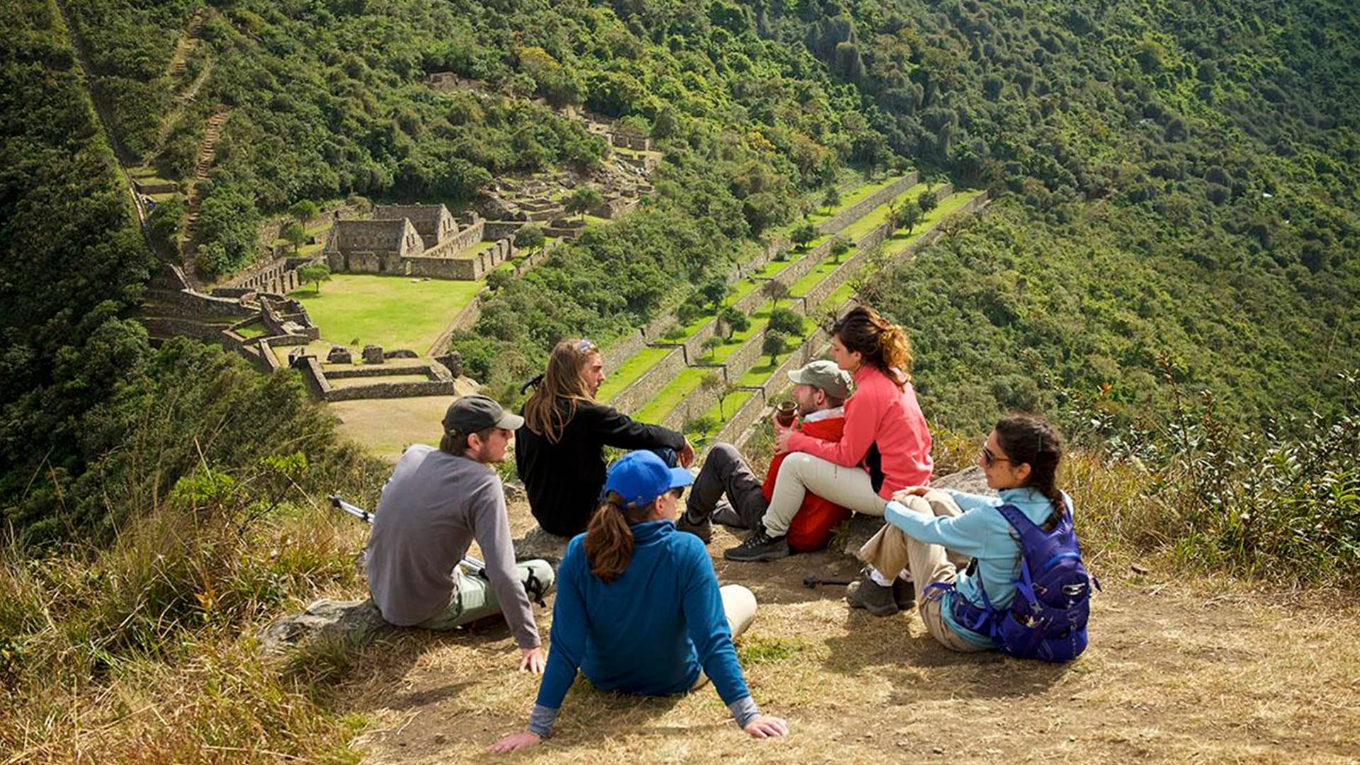 Varias personas sentadas en Choquequirao