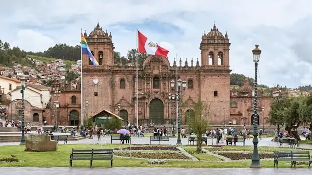 What type of clothing should I bring for a Cusco tour
