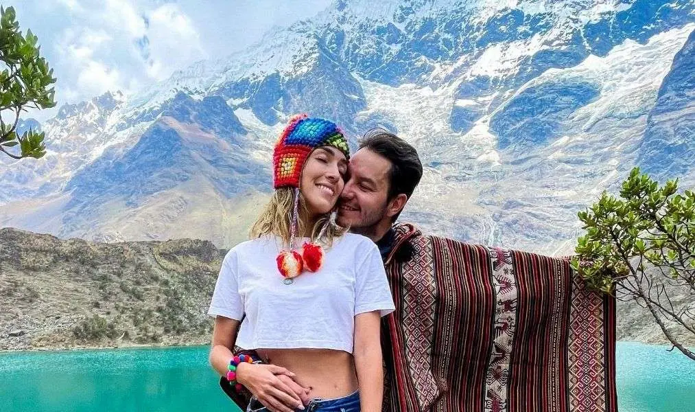 pareja en humantay lake