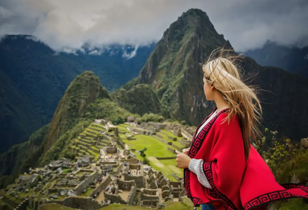 turista en machu picchu