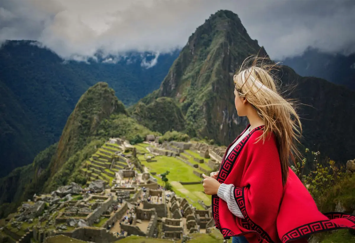 turista en machu picchu