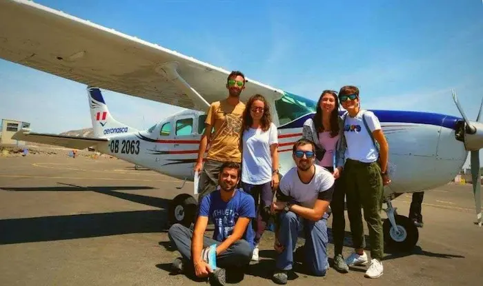 varios turistas afuera de un avion