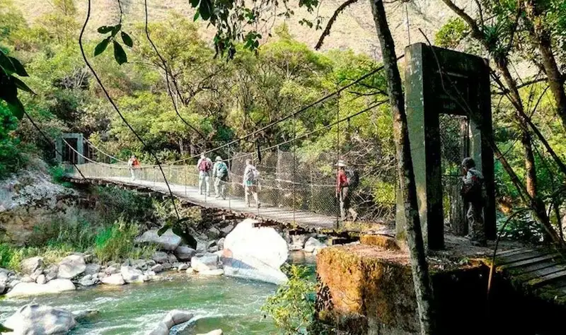 varias personas cruzando un puente