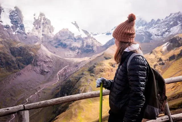 mujer practicando trekking